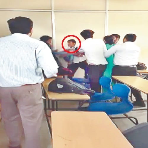Video : going into college, hooliganism, beaten the student, see photos
