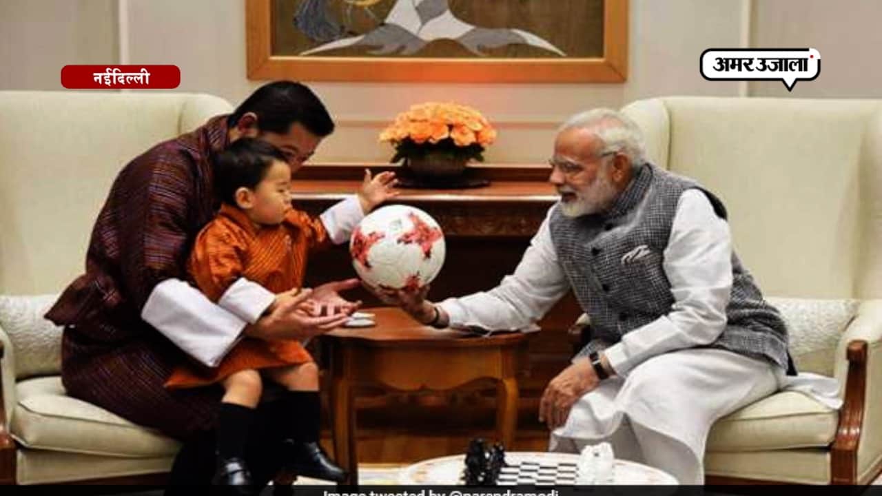 जब नन्हे प्रिंस के लिए हाथों से फुटबॉल घुमाने लगे पीएम मोदी