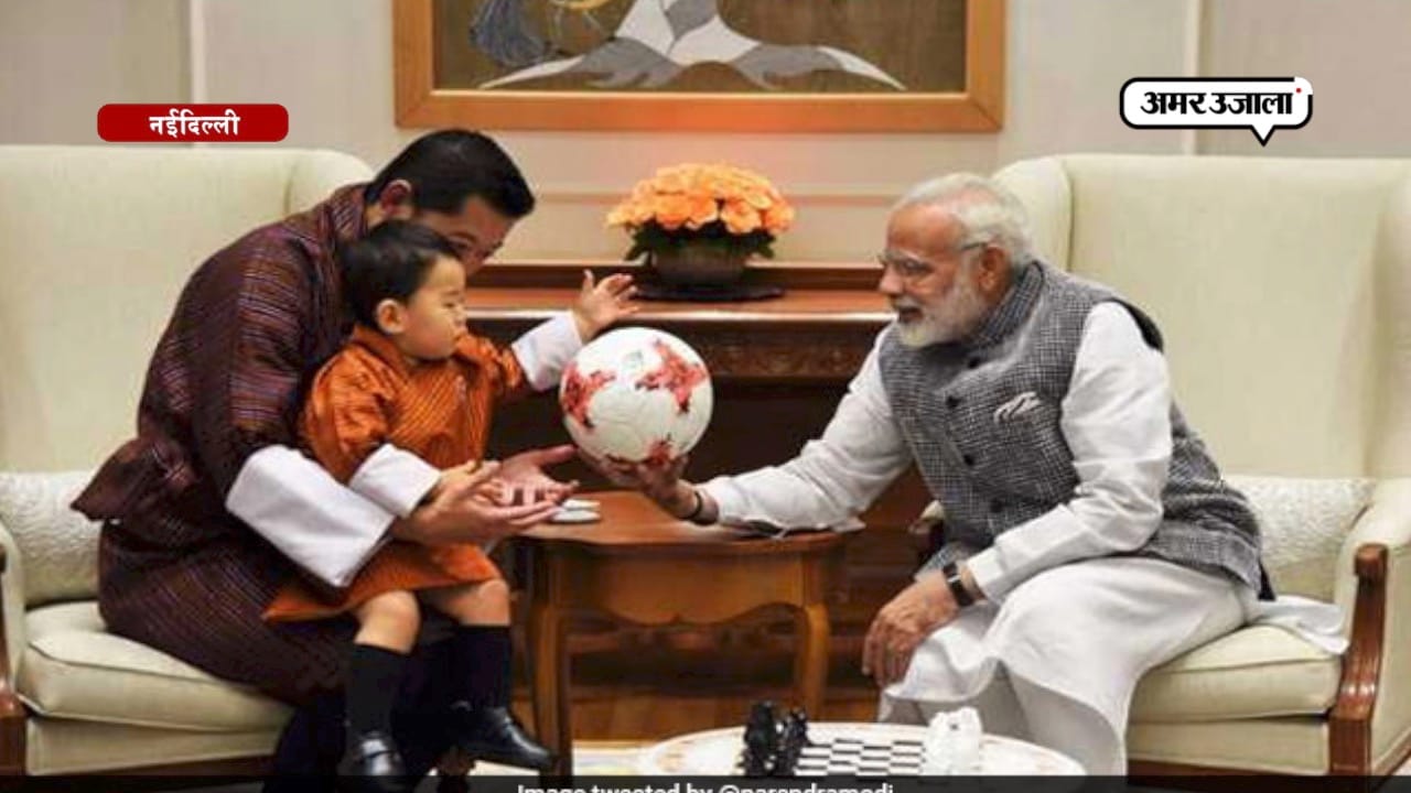 जब नन्हे प्रिंस के लिए हाथों से फुटबॉल घुमाने लगे पीएम मोदी