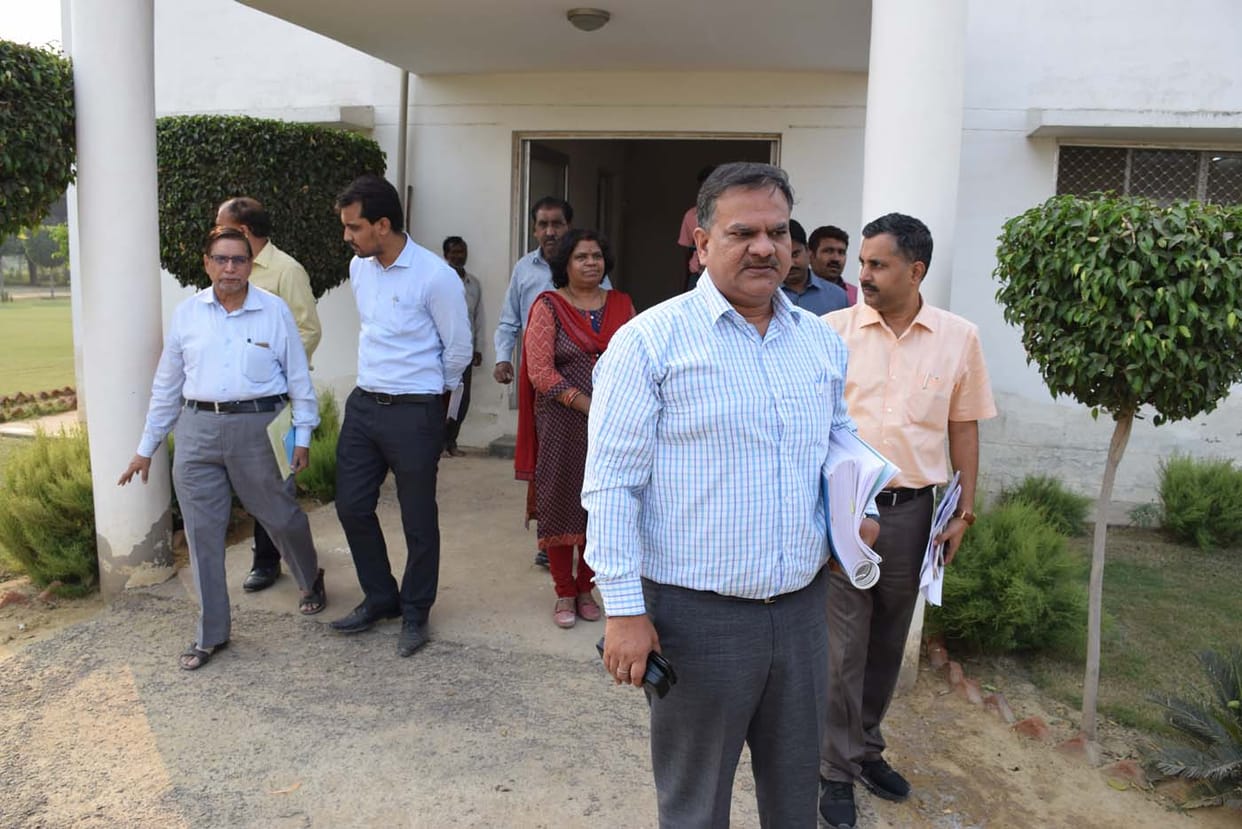 इंतजार करते रहे प्रमुख सचिव, नहीं पहुंचे अधिकारी