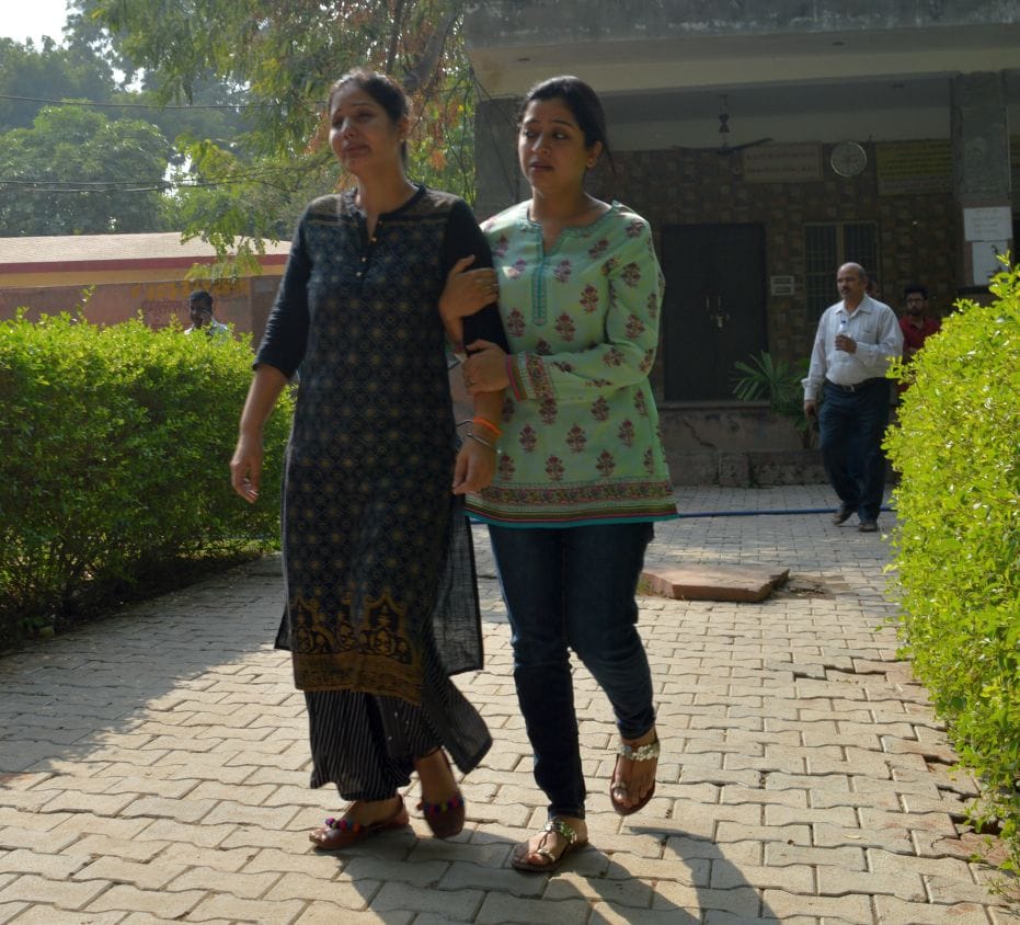 एक्सप्रेसवे पर आगरा के जूता कारोबारी और कार चालक की मौत