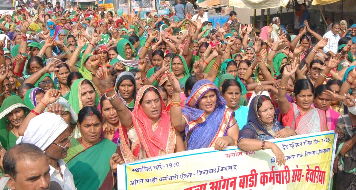 कलराज के आवास पर आंगनबाड़ी कार्यकर्ताओं का प्रदर्शन