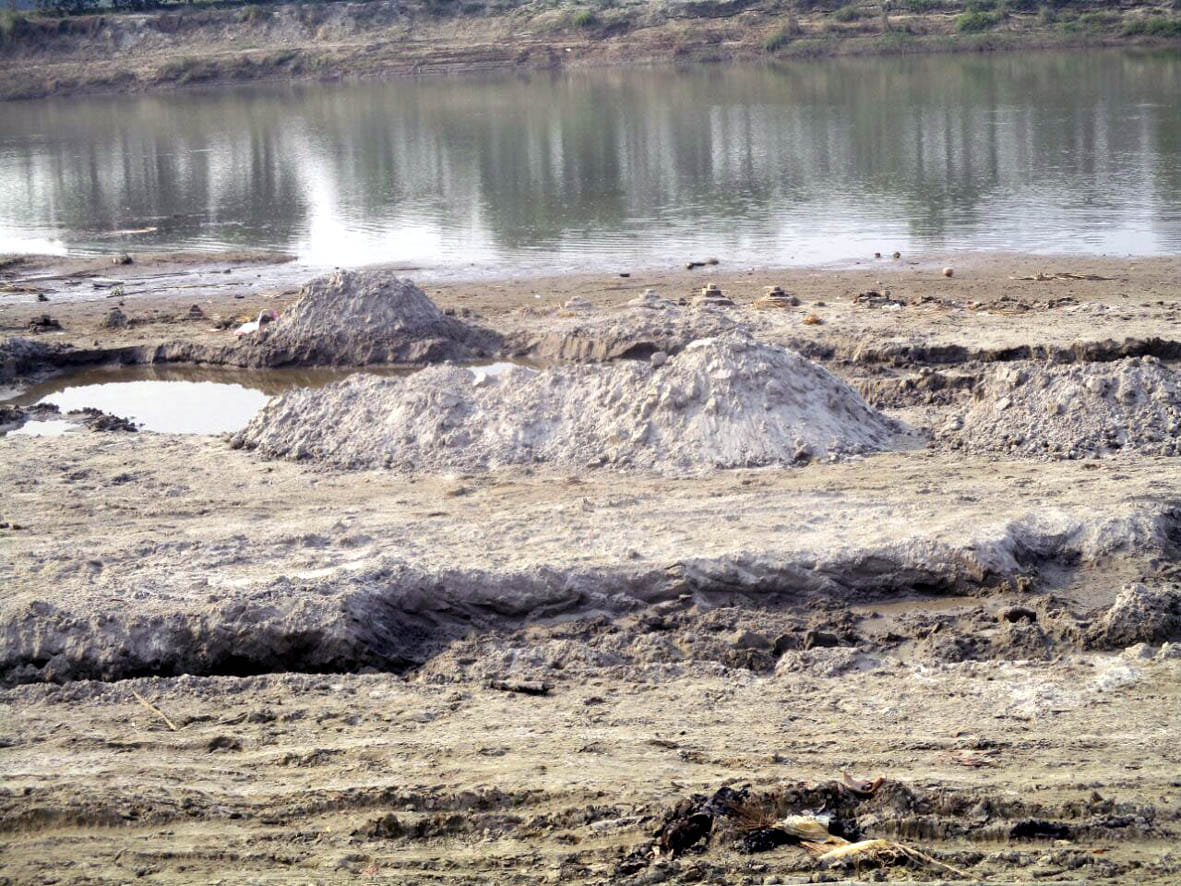 एकौना में खूनी संघर्ष की ओर बढ़ रहे बालू माफिया