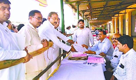 अध्यक्ष पद पर 22 प्रत्याशियों ने कराया नामांकन