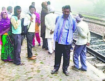 युवक का खून से लथपथ शव रेलवे ट्रैक मिला