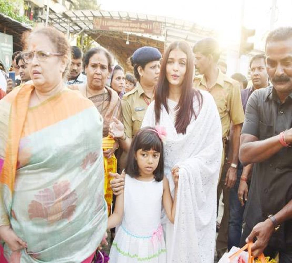 aishwarya rai bachchan celebrating her birthday in siddhivinayak Temple