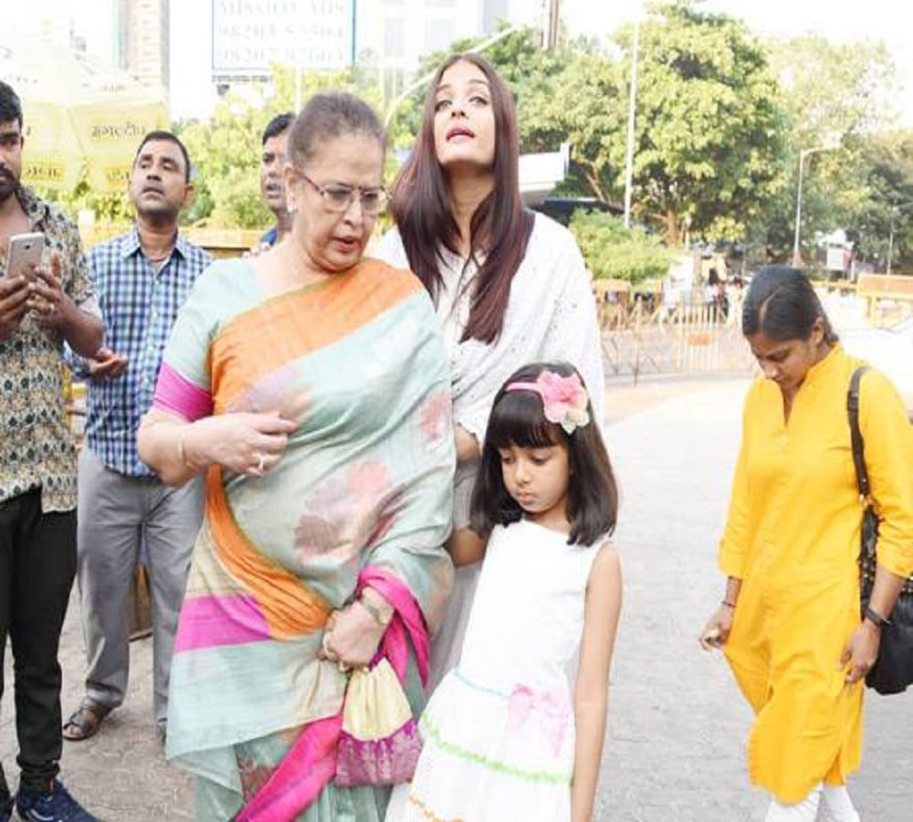 aishwarya rai bachchan celebrating her birthday in siddhivinayak Temple