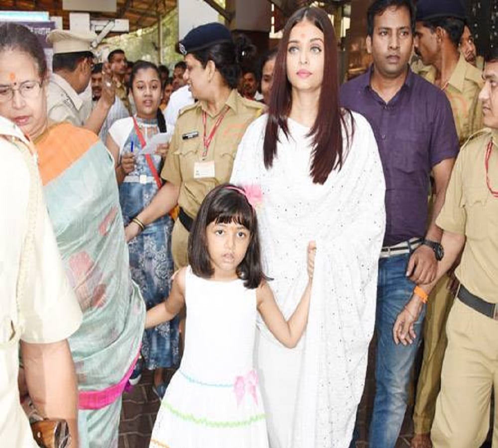 aishwarya rai bachchan celebrating her birthday in siddhivinayak Temple