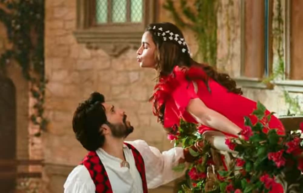 Watch How Alia Bhatt And Varun Dhawan Promotes Cleanliness Drive