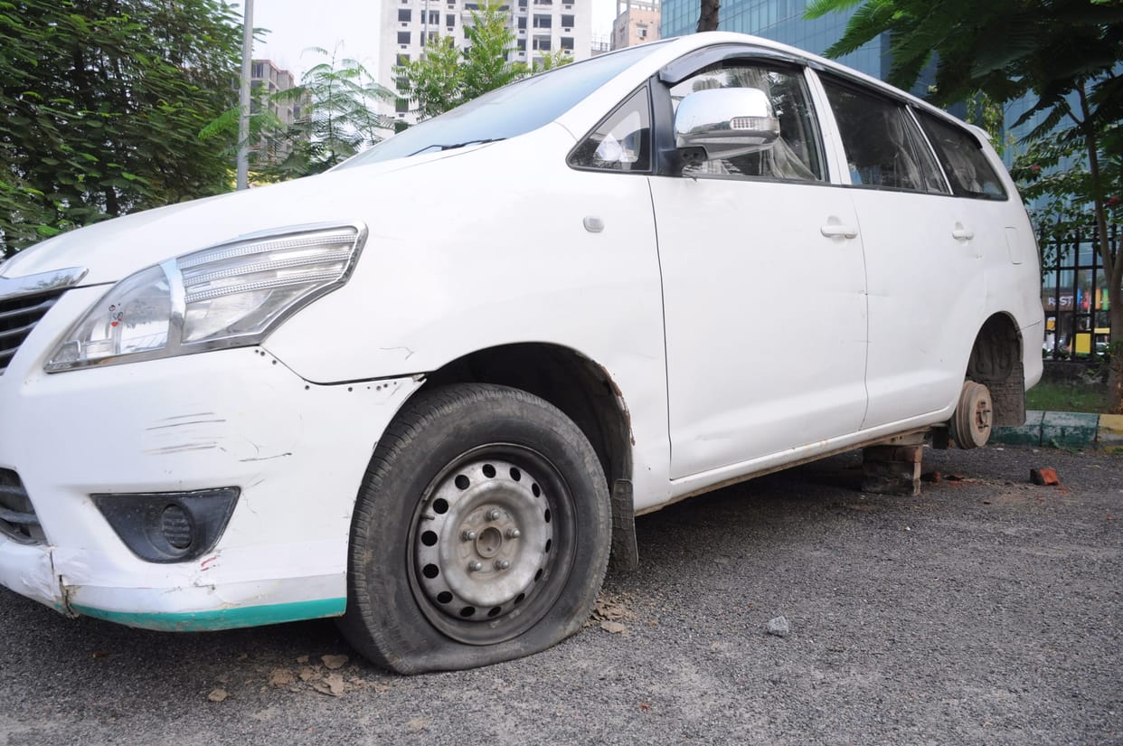 innova car driver hit bike in lucknow