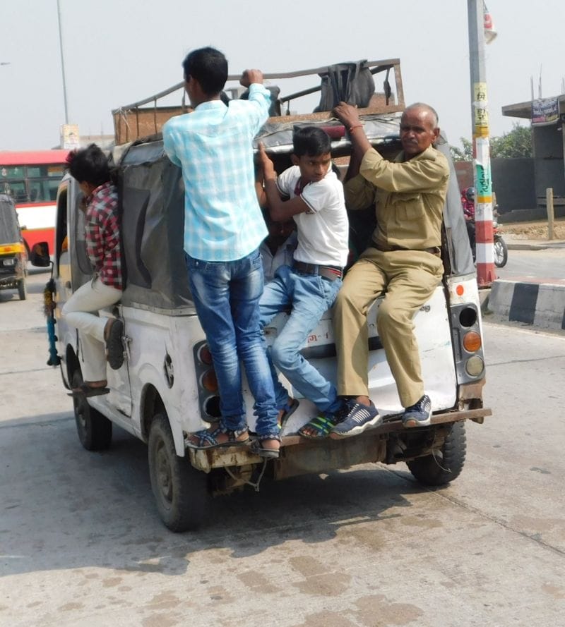 यातायात महीने में भी बेखौफ दौड़ रहे हैं डग्गामार वाहन