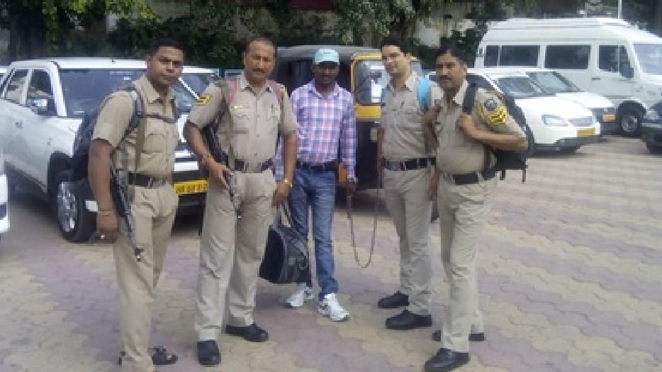 A vicious criminal has been arrested by the arrest of the absconding policeman;