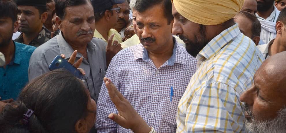 arvind kejriwal reached kathputli colony said himself helpless