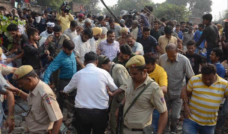 arvind kejriwal reached kathputli colony said himself helpless