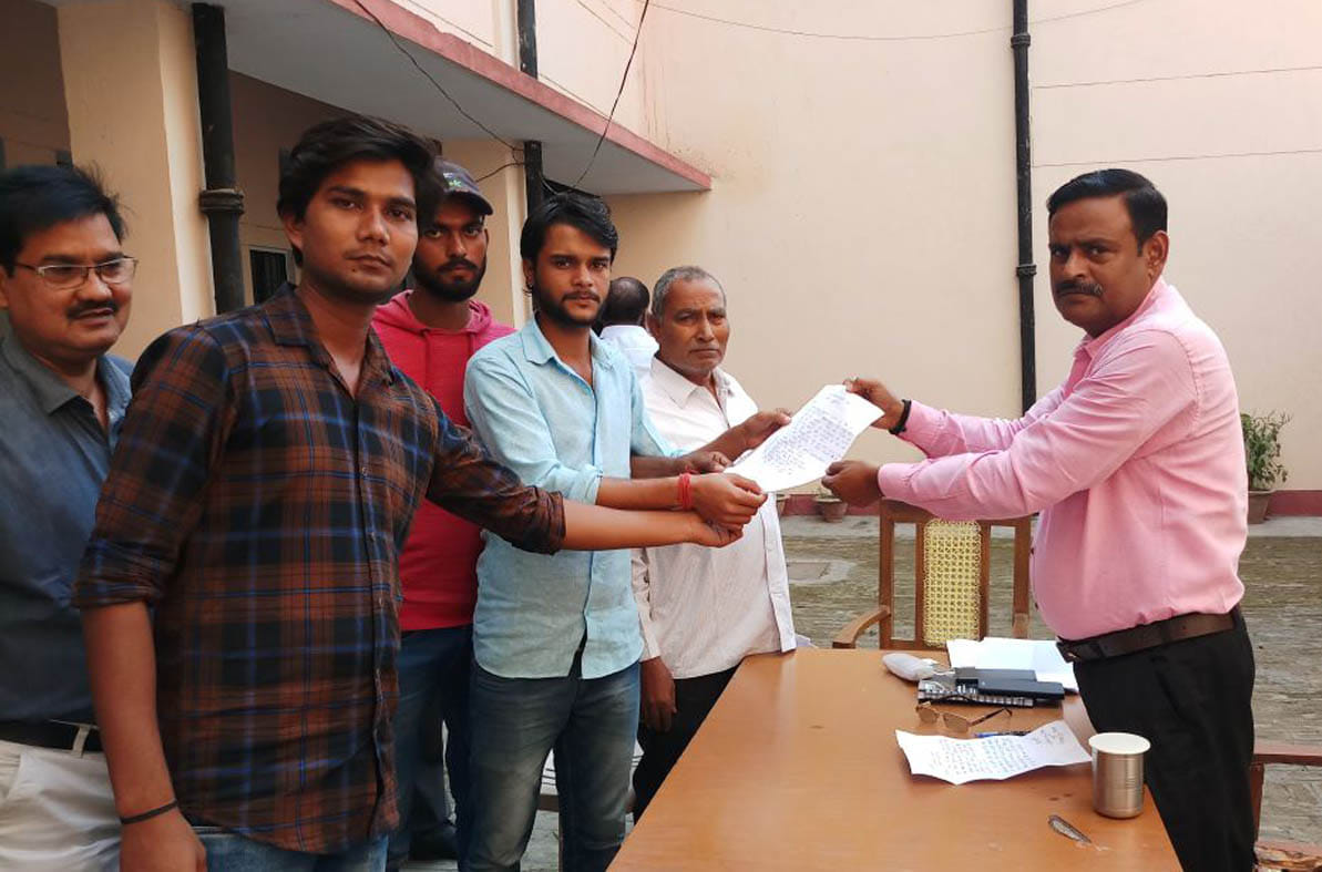 छात्र नेताओं ने एसडीएम को ज्ञापन सौंपा