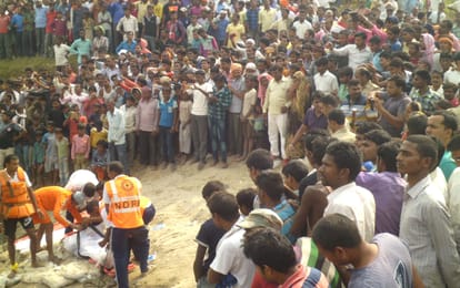 tata sumo enter in ganga from bridge two died 