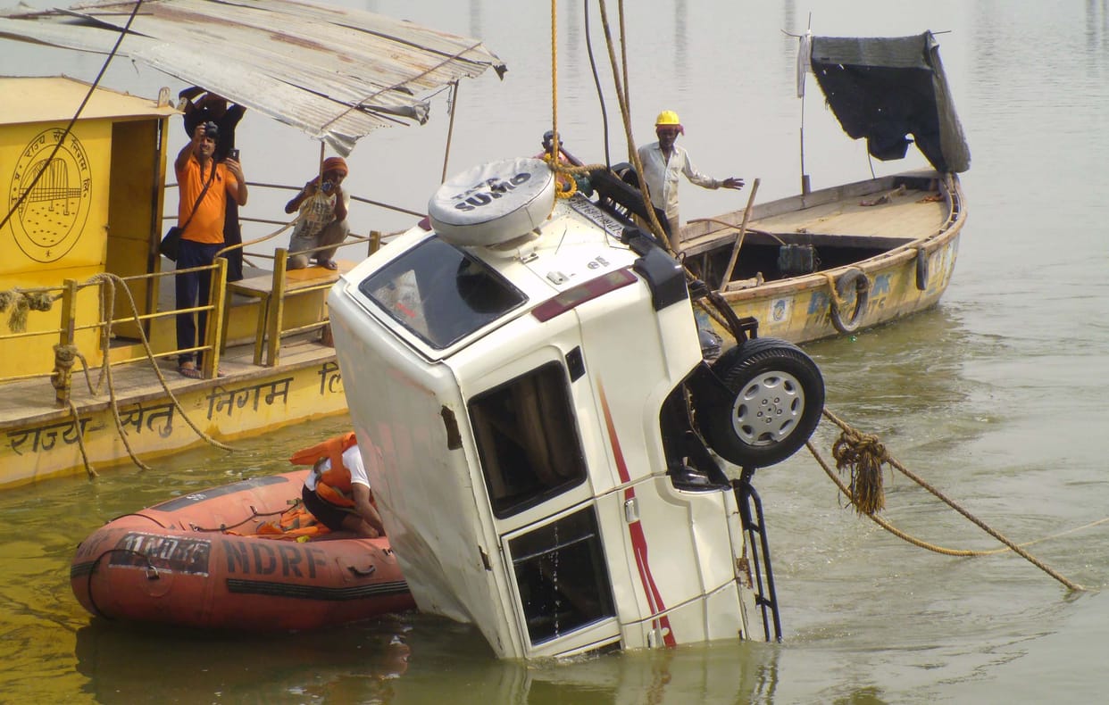 tata sumo enter in ganga from bridge two died 
