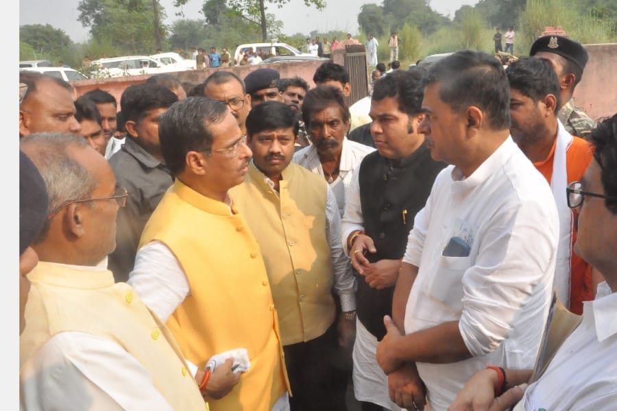 leaders visit to ntpc explosion victims in raebareli.