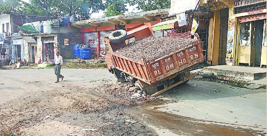 बिझड़ी के ब्लॉक चौक पर सड़क में धंसा टिप्पर