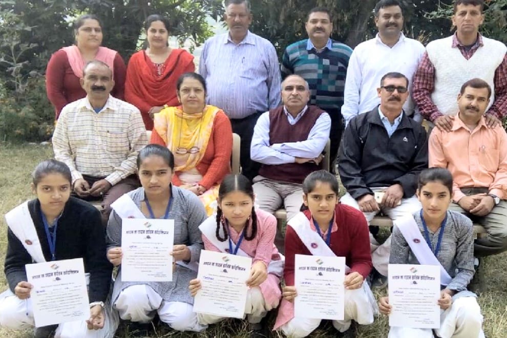 पोस्टर प्रतियोगिता में कठलग दूसरे स्थान पर