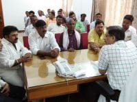 डीएम से मिले ग्राम प्रधान