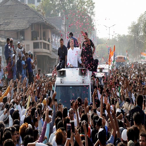girl climbed rahul gandhis van for selfie in bharuch rally 