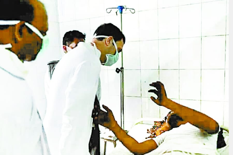 leaders visit to ntpc explosion victims in raebareli.