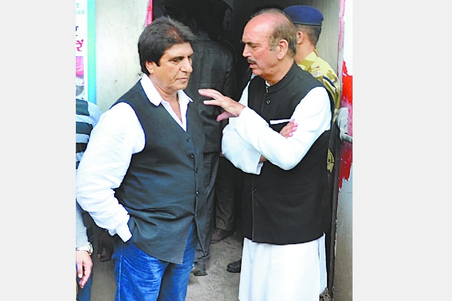 leaders visit to ntpc explosion victims in raebareli.