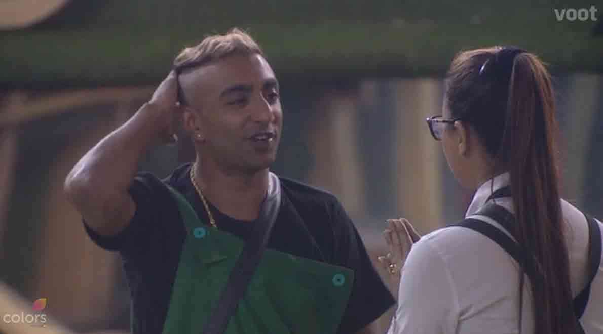 BIGG BOSS 11 AAKASH REMOVE HIS PANT FOR THIS FEMALE CONTESTANT