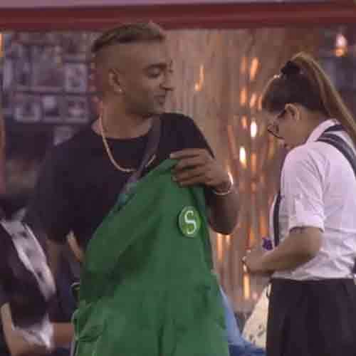 BIGG BOSS 11 AAKASH REMOVE HIS PANT FOR THIS FEMALE CONTESTANT