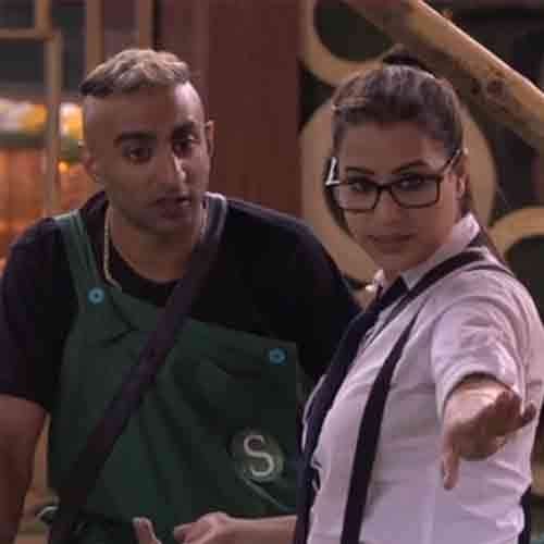 BIGG BOSS 11 AAKASH REMOVE HIS PANT FOR THIS FEMALE CONTESTANT