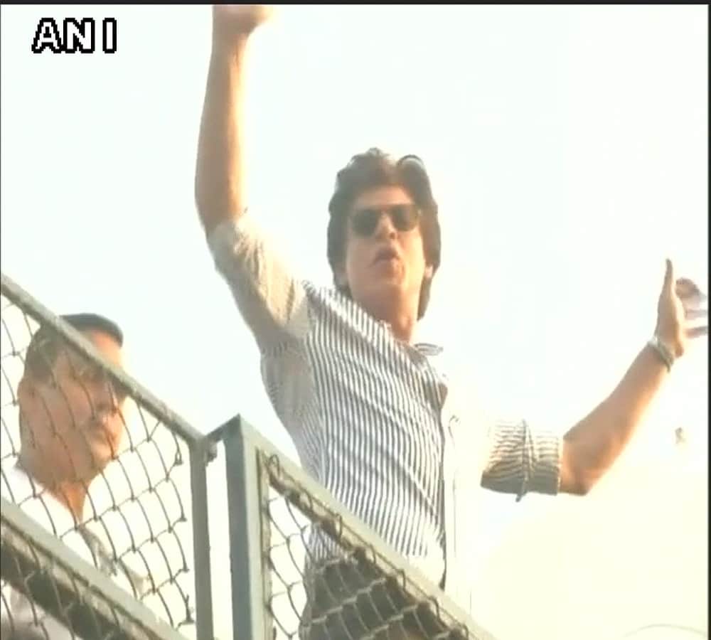 Shah Rukh Khan doesn't wish peoples on Social Media