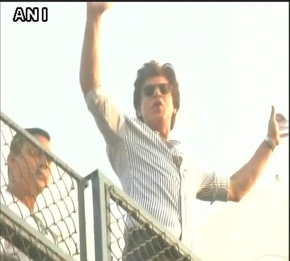 Shah Rukh Khan doesn't wish peoples on Social Media