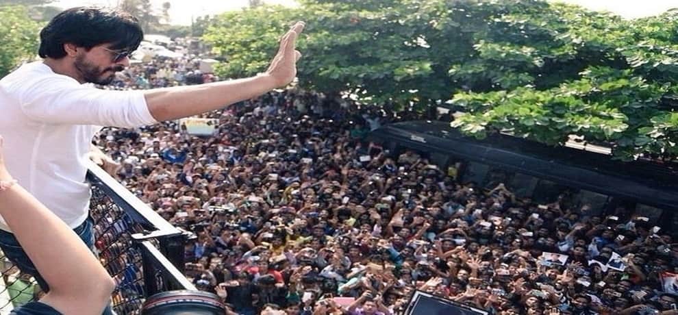 Mobile stolen from outside of Mannat during birthday celebration of Shahrukh khan