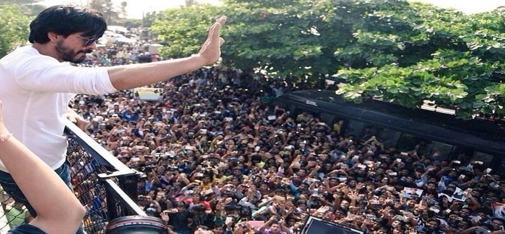 Mobile stolen from outside of Mannat during birthday celebration of Shahrukh khan