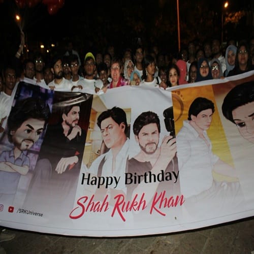 Mobile stolen from outside of Mannat during birthday celebration of Shahrukh khan