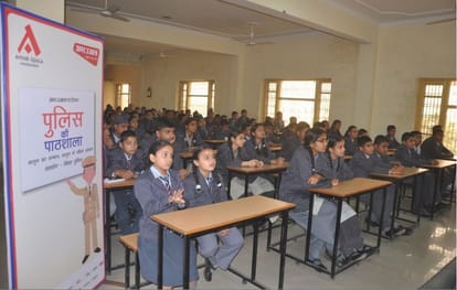 Lessons to protect safe traffic and drunkenness taught to children in police school