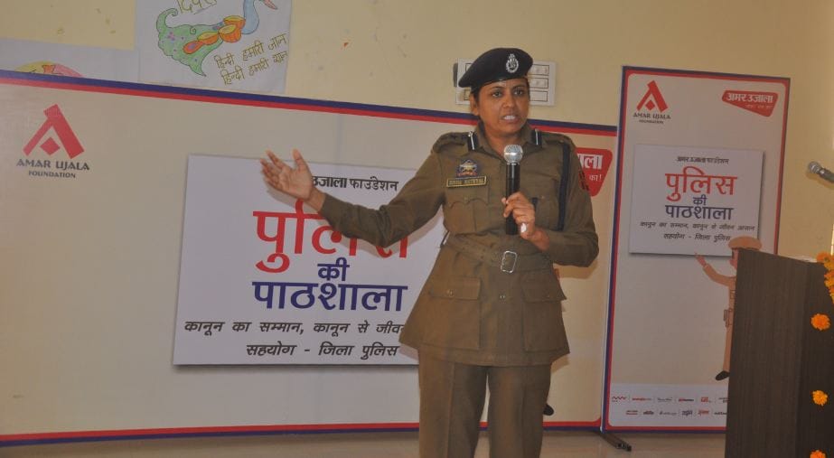 Lessons to protect safe traffic and drunkenness taught to children in police school