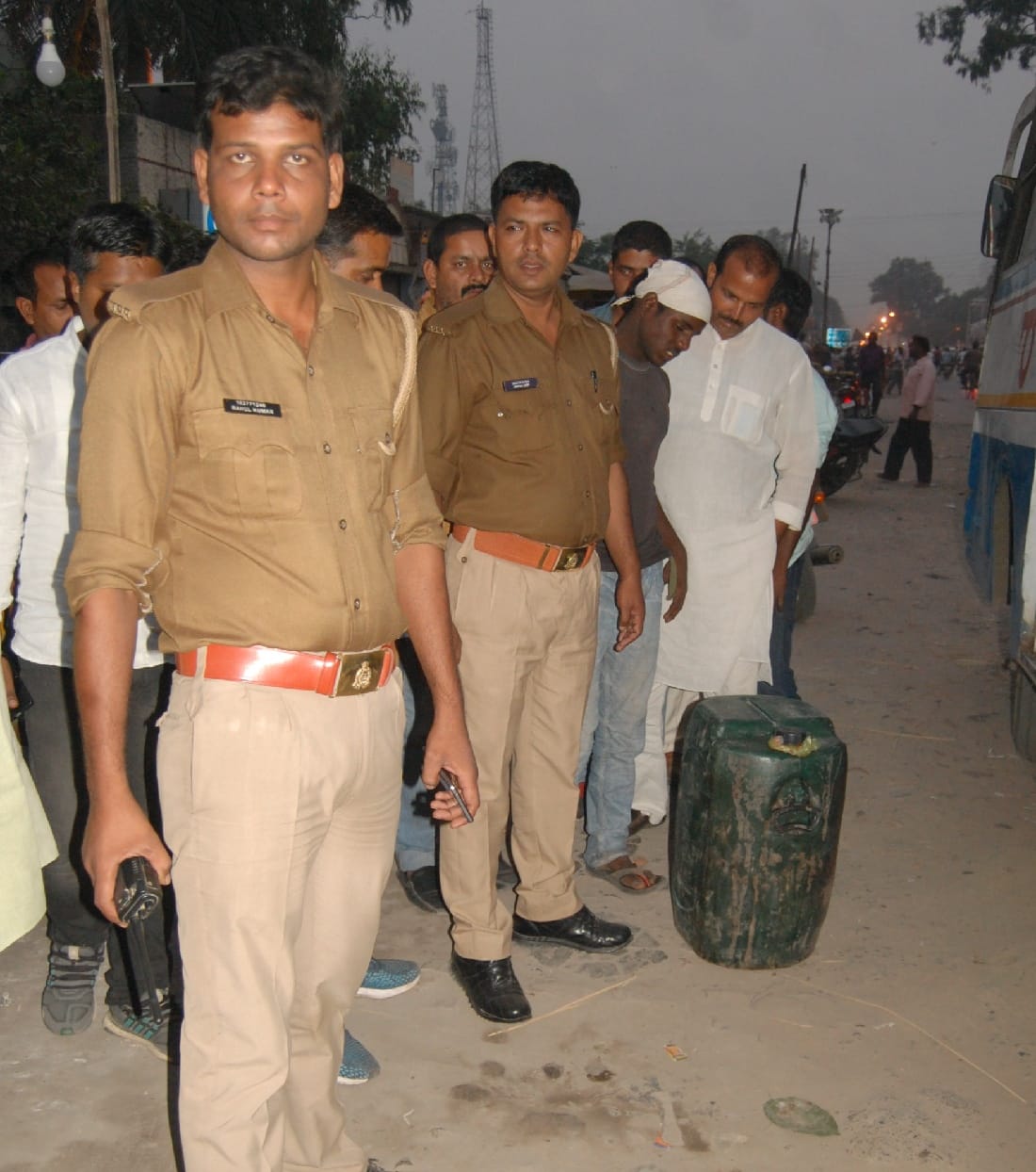 बस में रखा था ज्वलनीश पदार्थ, पुलिस ने पकड़ा