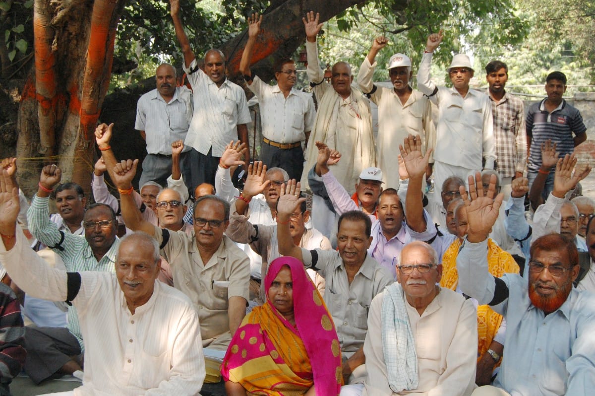 पूर्व सैनिकों ने काली पट्टी बांध विरोध जताया