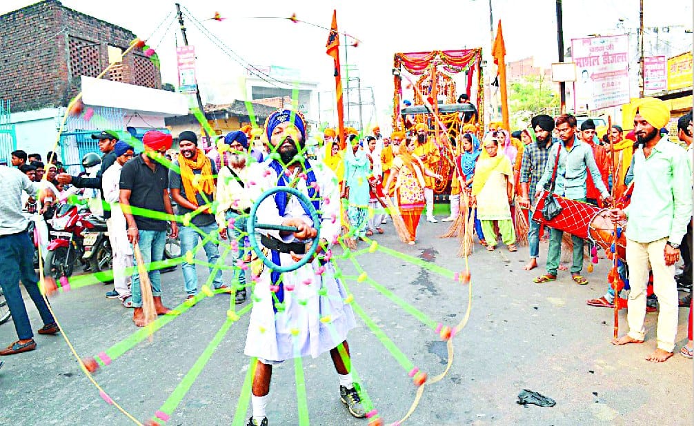 गुरुनानक देव के प्रकाश पर्व पर निकली भव्य शोभायात्रा