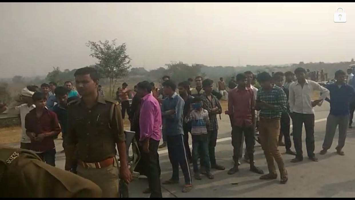 local people helped injured after bus accident in agra