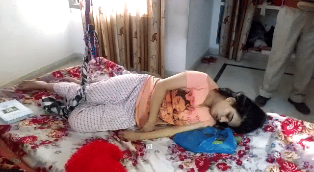 a girl commited suicide in alwar, she is not happy with family