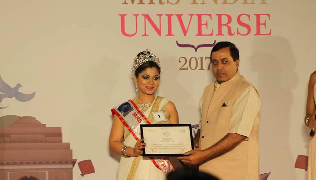 mairzapur daughter win title of mrs india universe