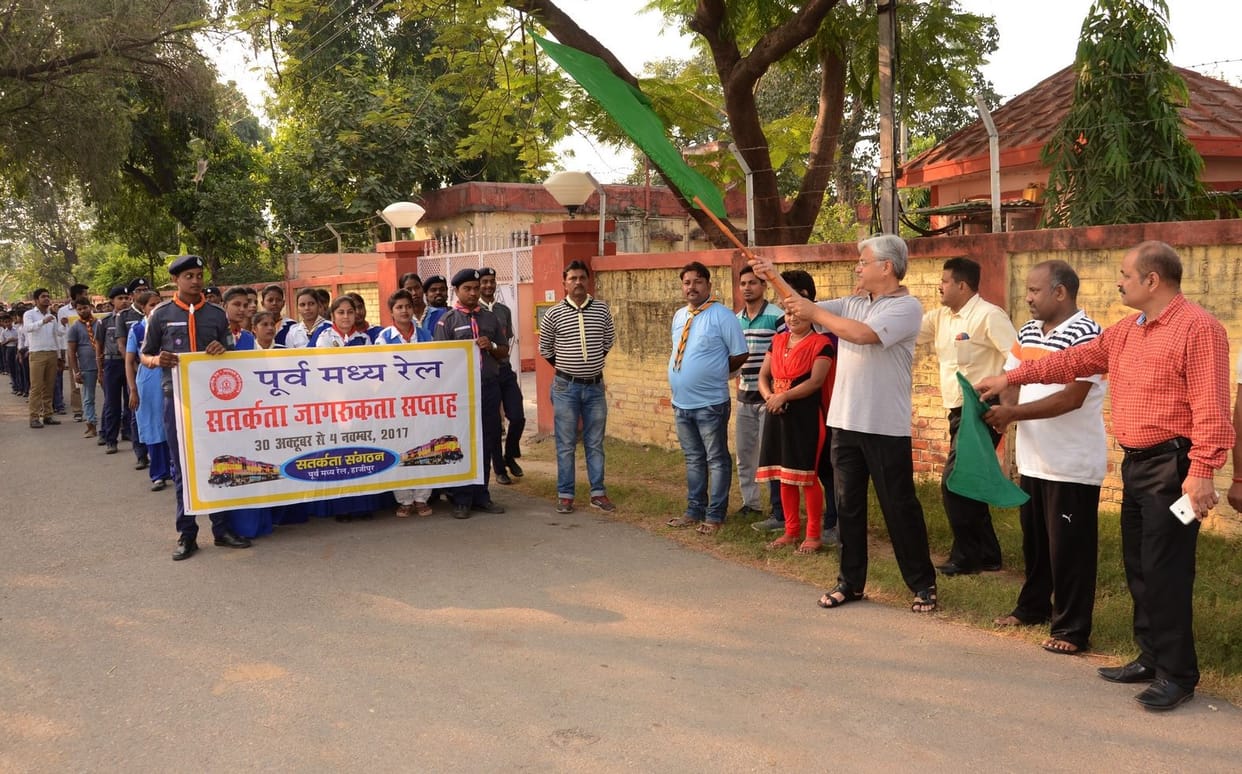 प्रभात फेरी और गोष्ठी के माध्यम से सतर्कता के प्रति किया जागरूक