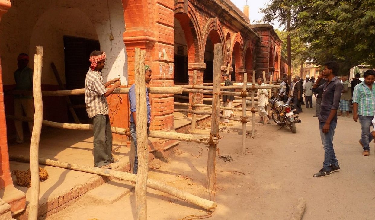 वैरिकेटिंग करने का कार्य अंतिम पड़ाव में