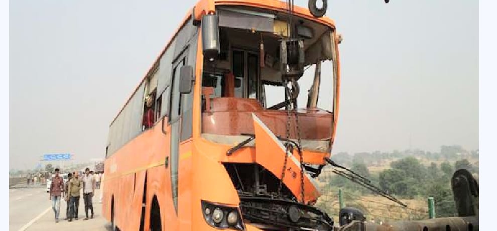 निजी बस पलटी, चालक के तीन वर्षीय बच्चे की मौत