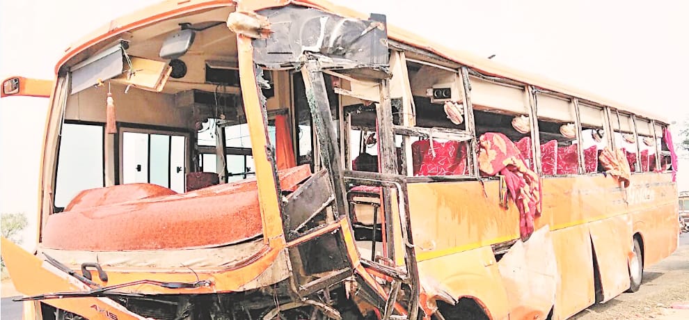 big accident on nh2 in agra 15 children injured