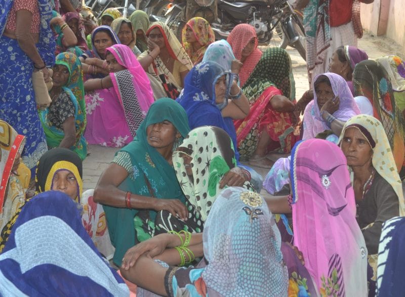 मां बेटे के शव को मार्ग पर रख लगाया जाम
