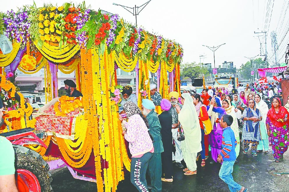 500 Indian Sikhs arrive in Pakistan for Guru Nanak Dev's 550th birth anniversary